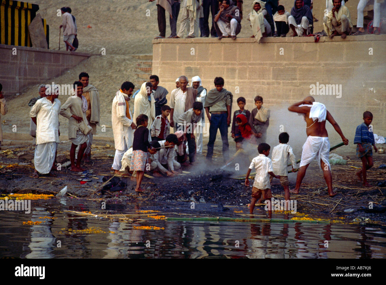 Varanasi Inde (banares) Ganges Burning Ghats Cendres dans River Banque D'Images Varanasi Inde (banares) Ganges Burning Ghats Cendres dans River Banque D'Images