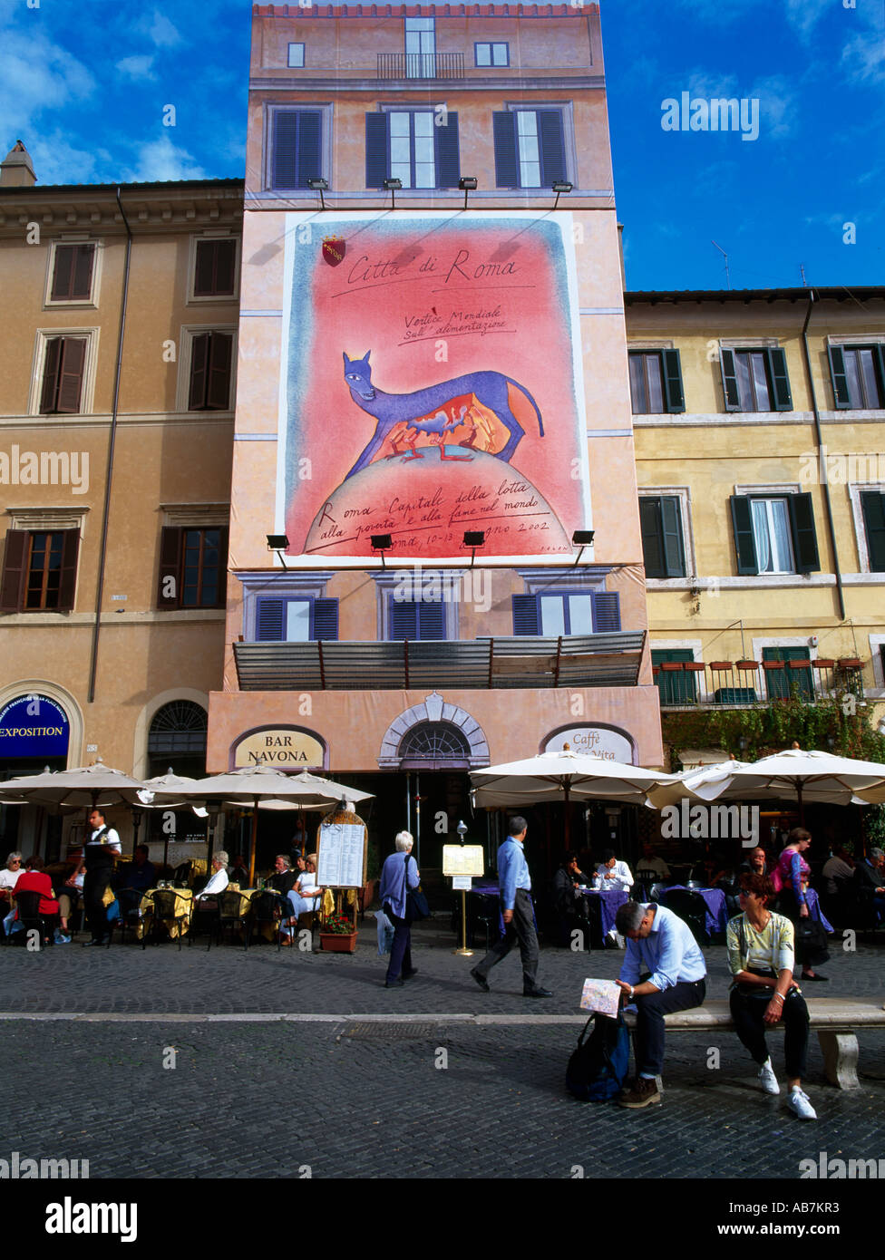 Italie Rome Piazza Navona Restaurants & Cafés Man reading Map Banque D'Images