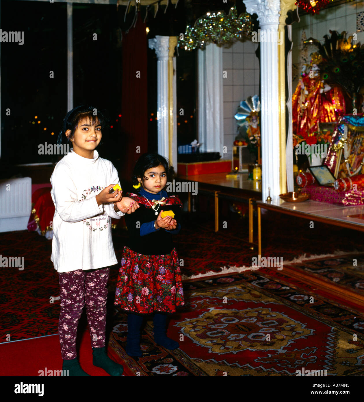 Temple Krishna Bradford deux enfants Holding Gifts de Fruits Banque D'Images