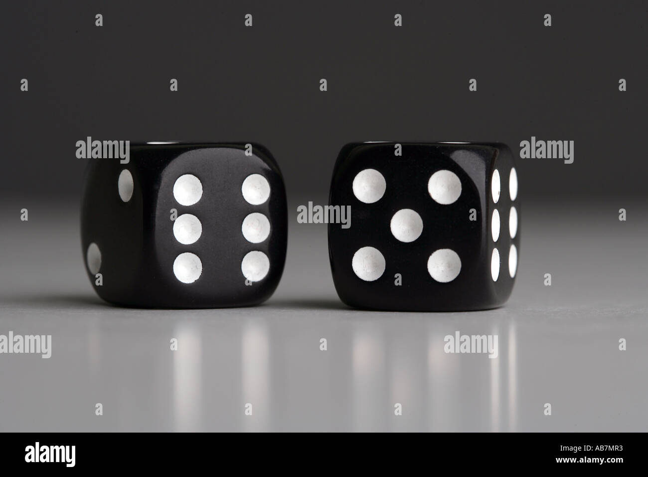 Deux black dice avec onze montrant sur fond gris. Les jeux de hasard, la chance, la chance des concepts. Banque D'Images