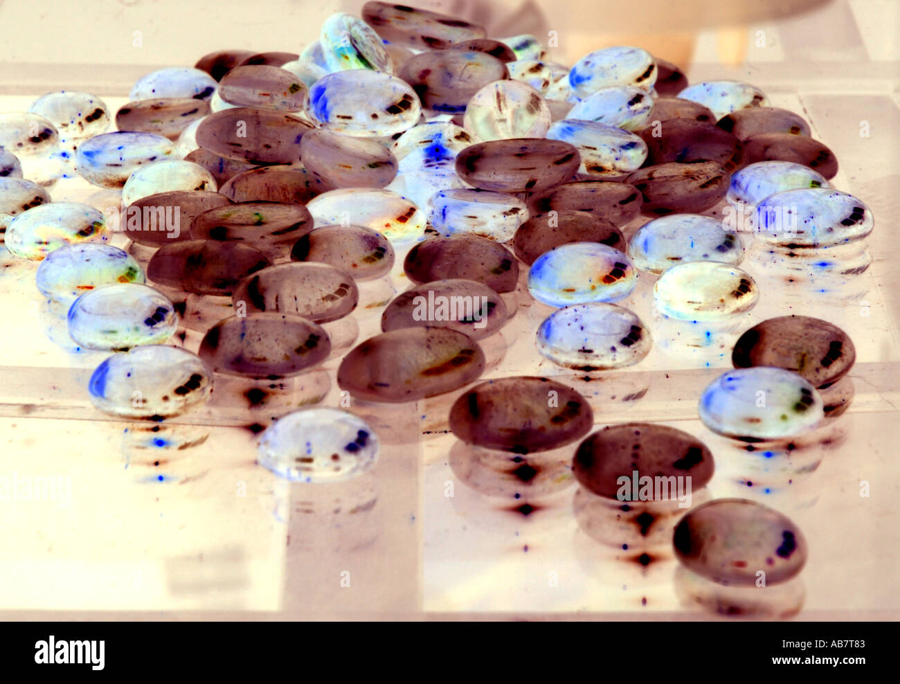 Une image négative de l'perles de verre sur une table Banque D'Images