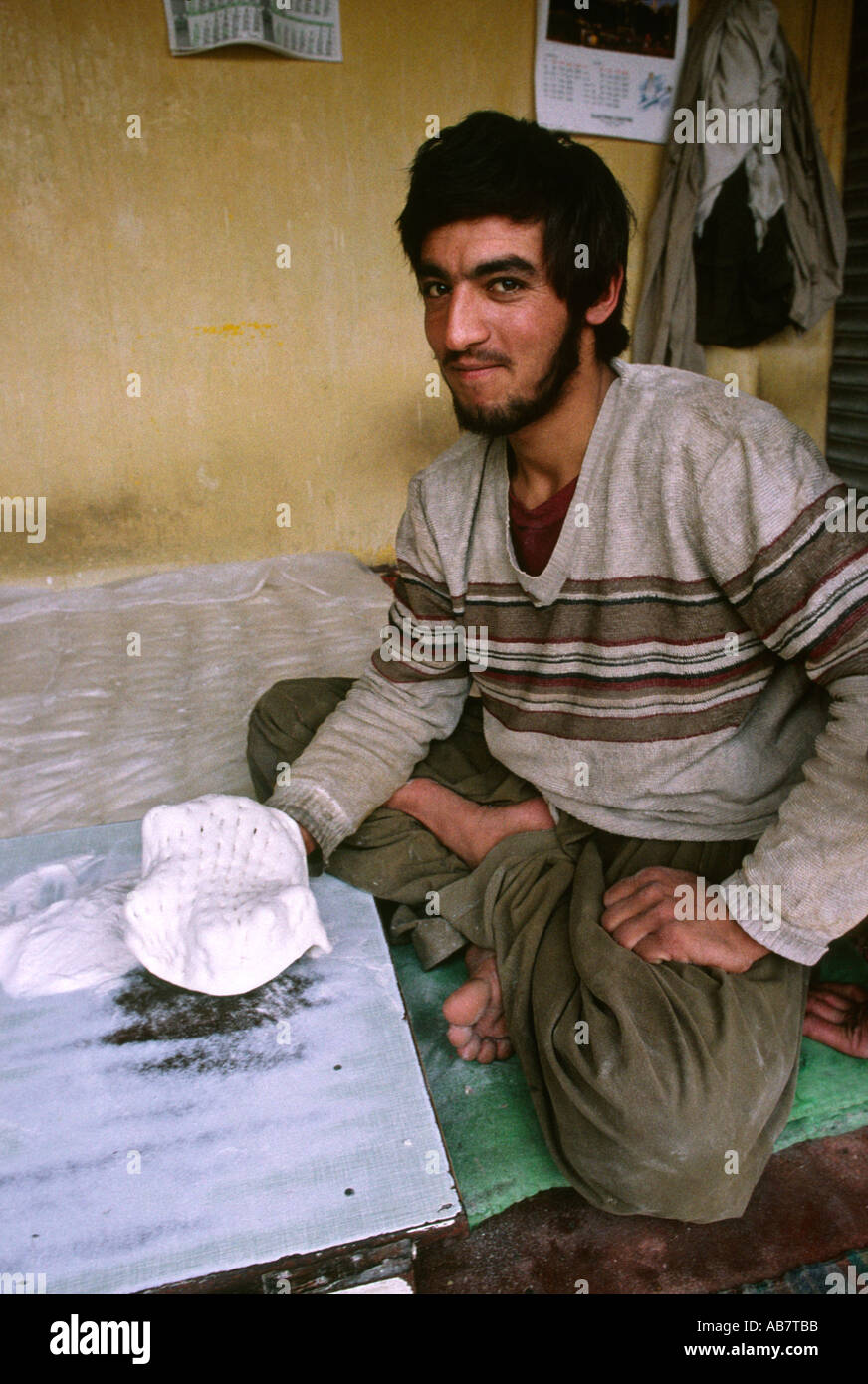 Quetta Pakistan Balouchistan homme alimentaire façonner la pâte à pain nan Banque D'Images