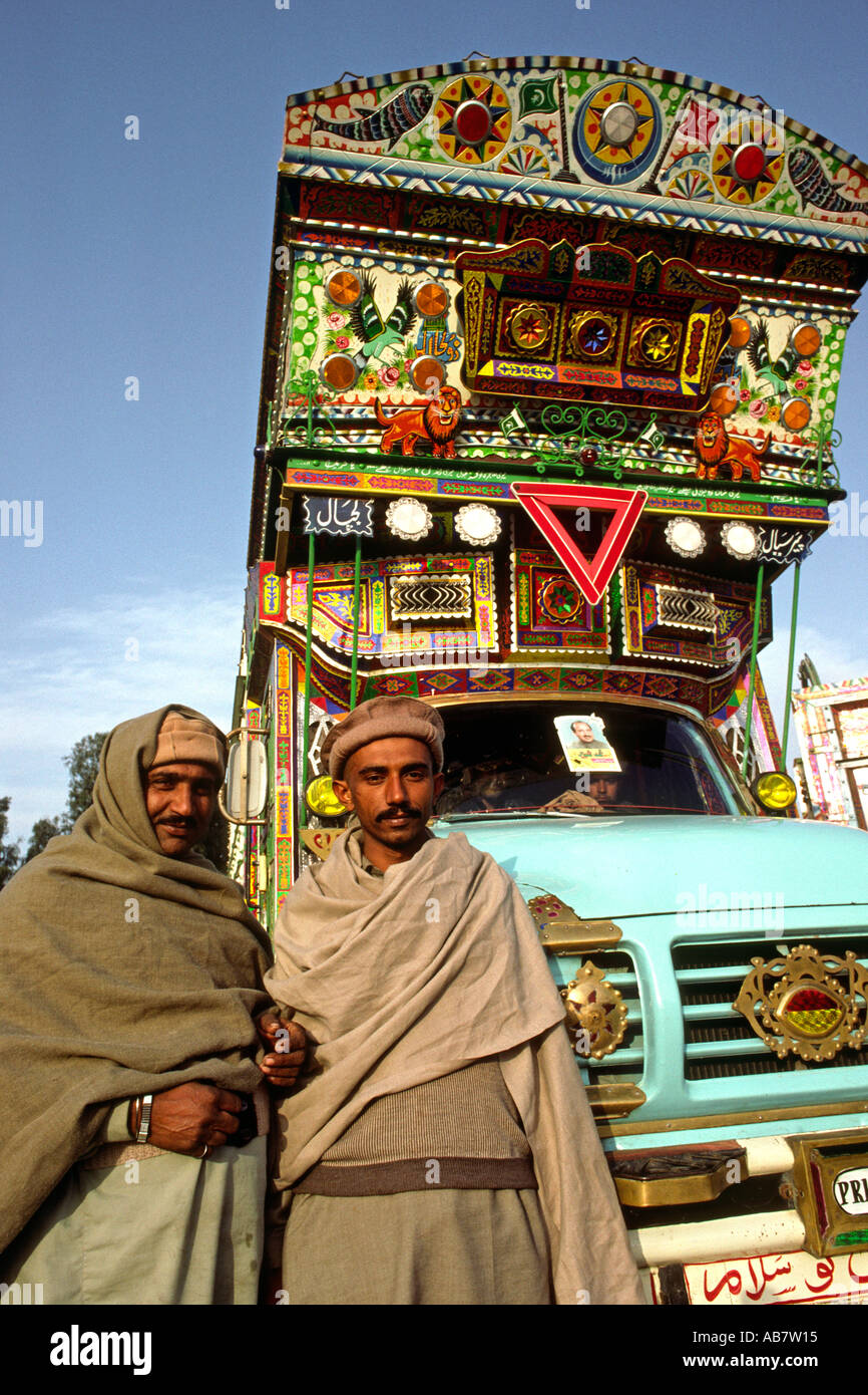 Le Pakistan Punjab Transport Grand Trunk Road hommes avec cabine de camion décoré Banque D'Images