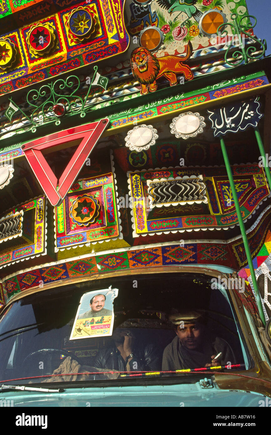 Le Pakistan Punjab Transport Grand Trunk Road détail hommes dans la cabine du camion décoré Banque D'Images