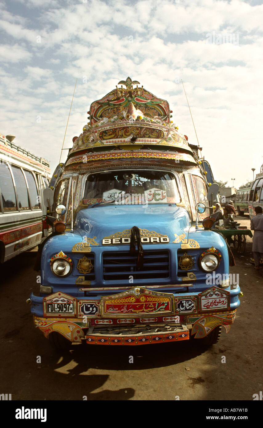 Transports Pakistan Punjab Bahawalpur avant du bus Bedford décorées Banque D'Images
