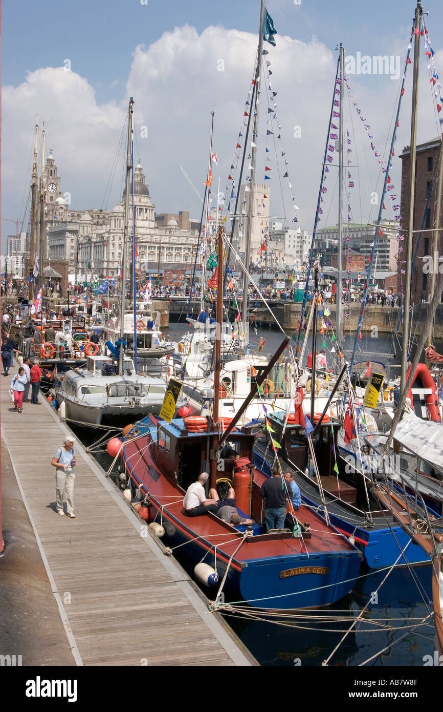 Liverpool Merseyside UK Mersey River Festival Albert Dock bateaux et visiteurs à Hartley Bridge Banque D'Images