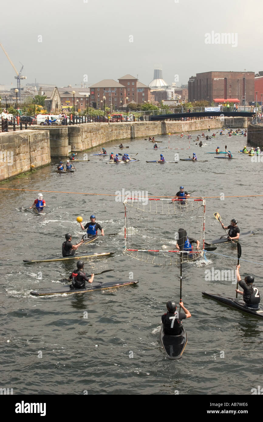 Festival de la rivière Mersey Liverpool Merseyside Canoe sport tournoi de Polo dans Dukes Dock Banque D'Images