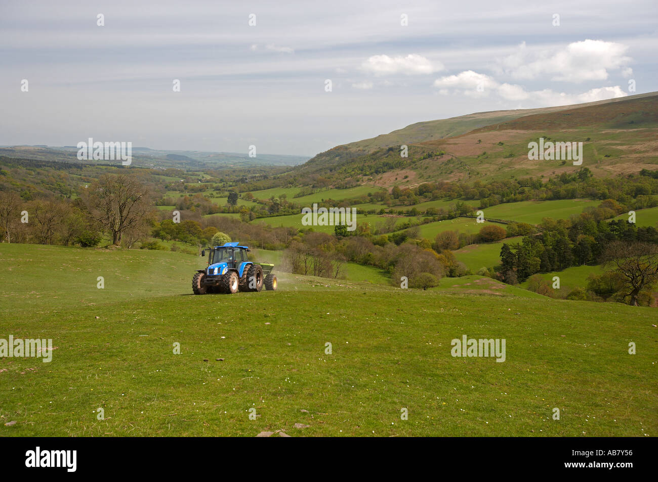 L'agriculture de montagne tracteur mi Brecon Beacons au Pays de Galles Banque D'Images