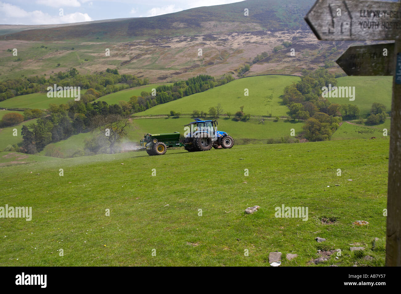 L'agriculture de montagne tracteur mi Brecon Beacons au Pays de Galles Banque D'Images