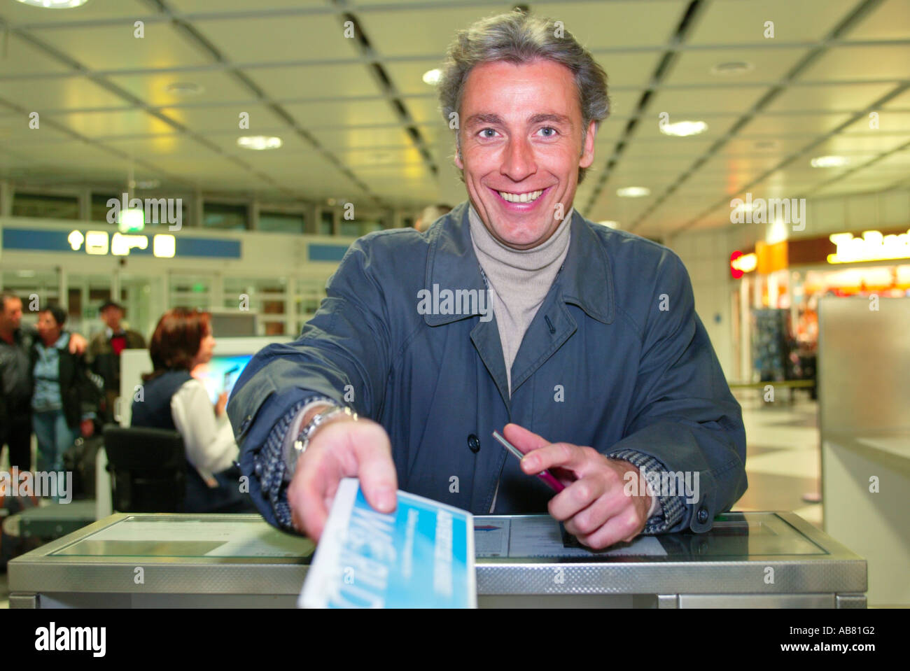 Homme avec les billets au check-in terminal Banque D'Images