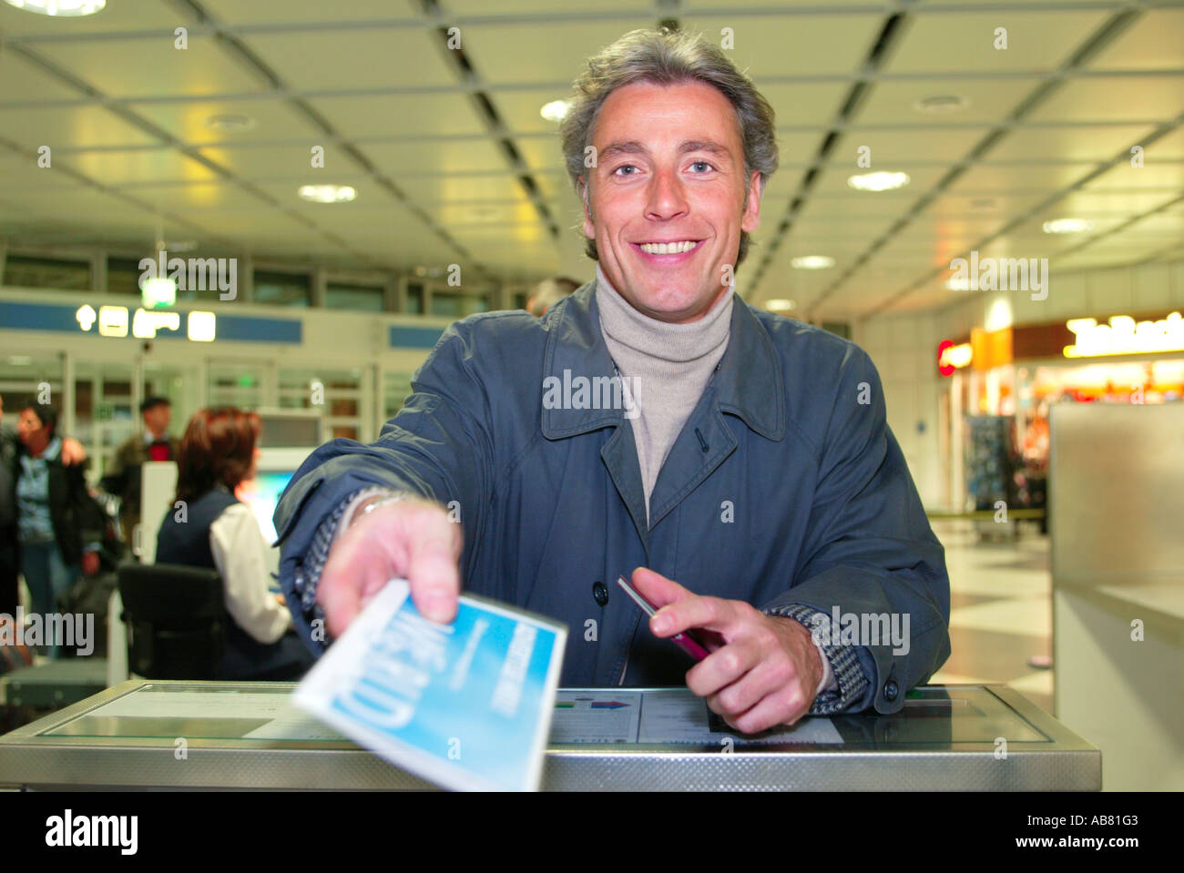 Homme avec les billets au check-in terminal Banque D'Images
