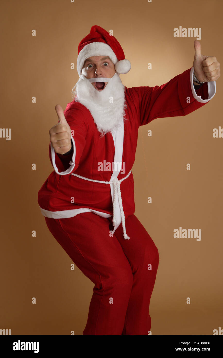 Portrait d'un Père Noël en costume, faisant de l'o.k.-sign Banque D'Images