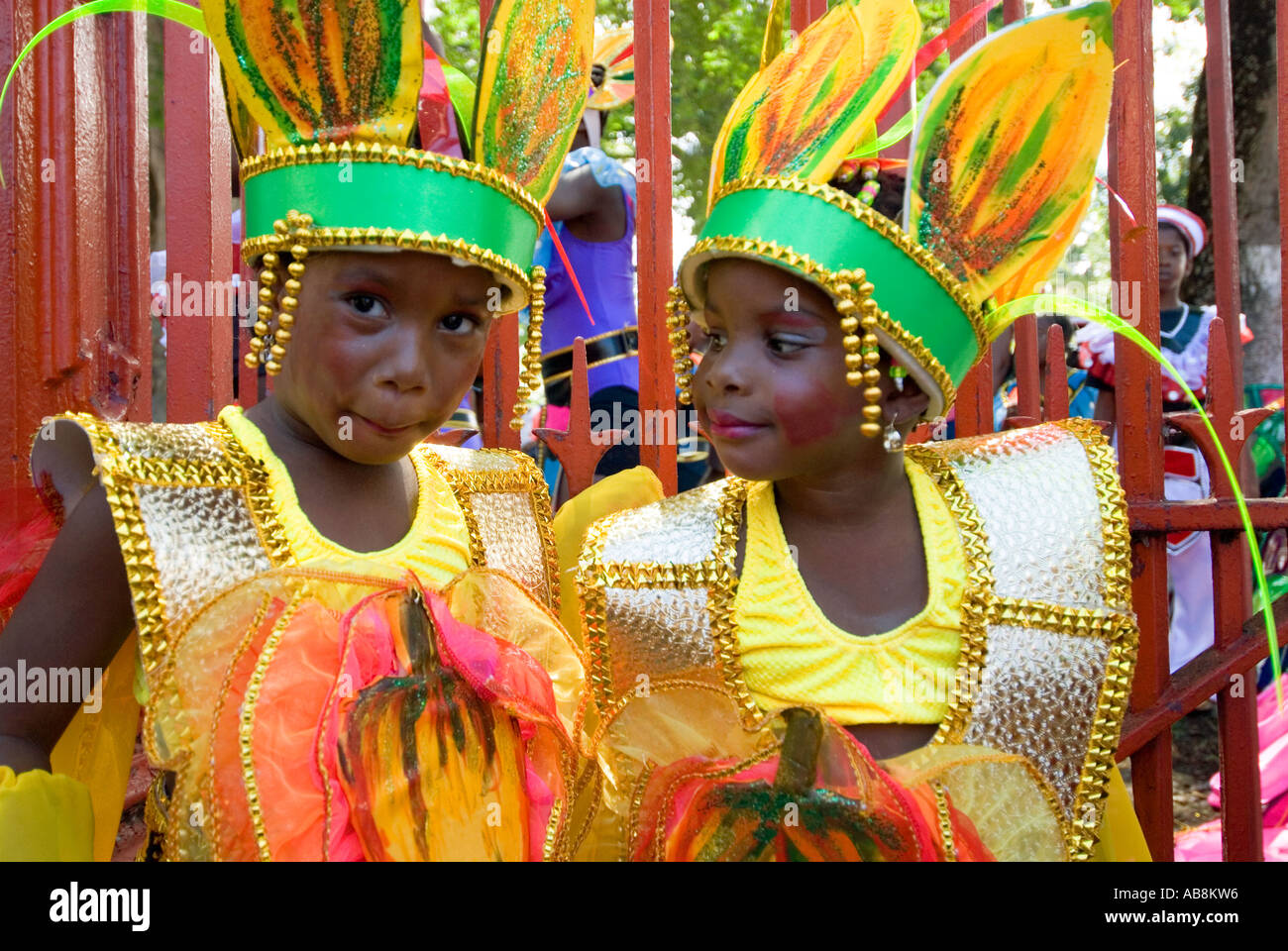 Antilles Carnaval Trinidad Port of Spain enfants défilent en costumes  colorés au Kiddies Carnival Photo Stock - Alamy