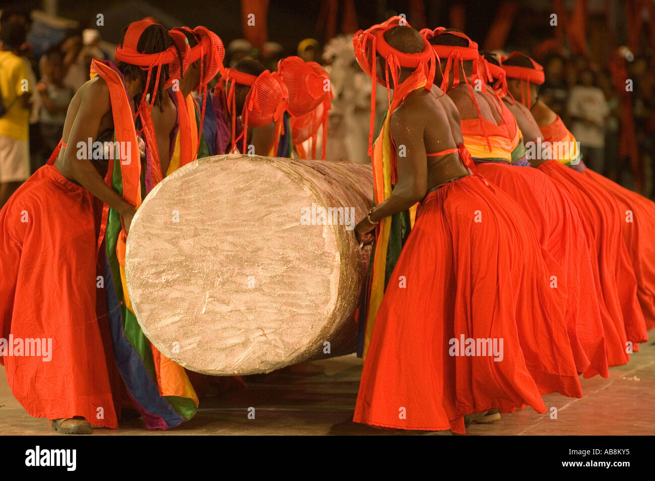Antilles Port of Spain Trinidad Carnival Group de célébrer de danseurs sur scène dans des costumes colorés. Banque D'Images