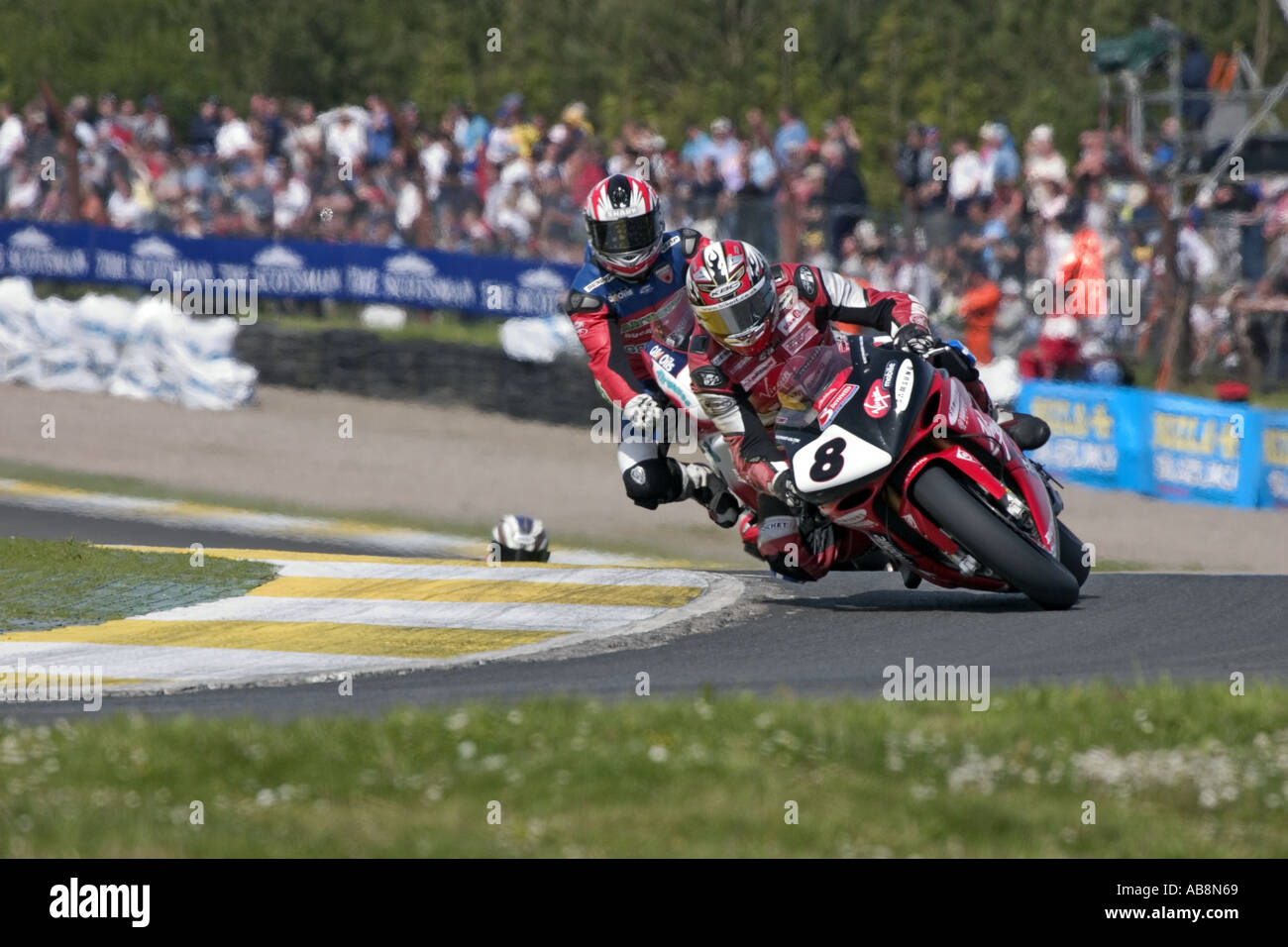 Tommy Hill Yamaha Samsung Virgin Mobile en face de Gregorio Lavilla Airwaves Ducati à la British Superbike Championship Banque D'Images