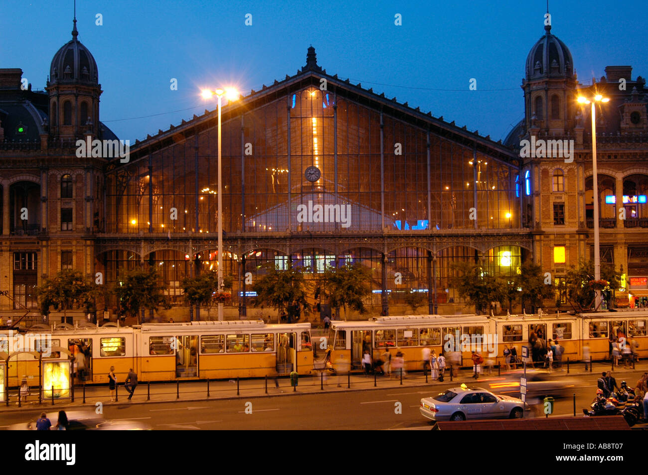 Vue extérieure de budapest gare de l'ouest, prévu en août de serres à Budapest Hongrie Banque D'Images