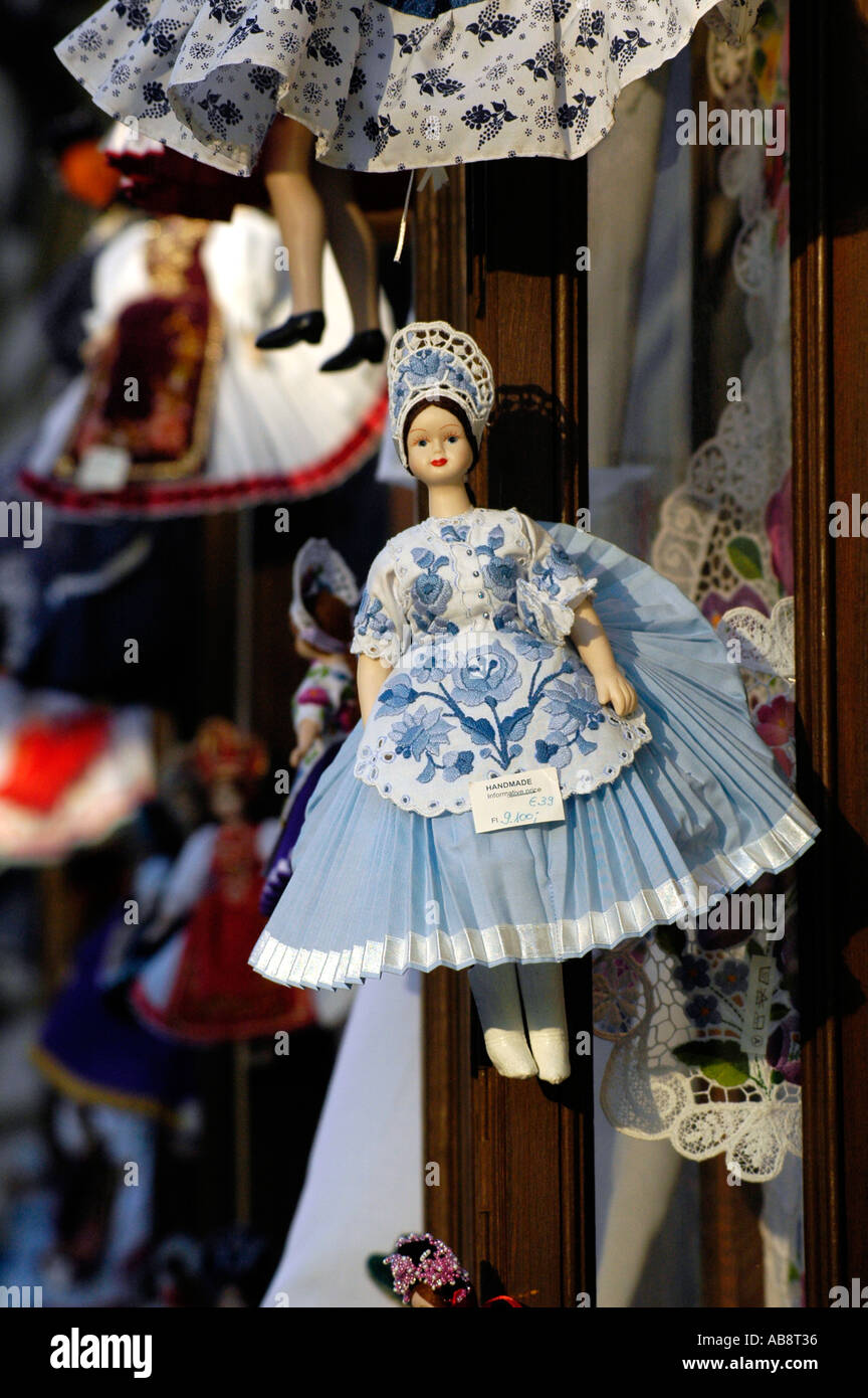 Marionnettes habillés en vêtements traditionnels hongrois dors vente dans un magasin de souvenirs à Budapest Hongrie Banque D'Images
