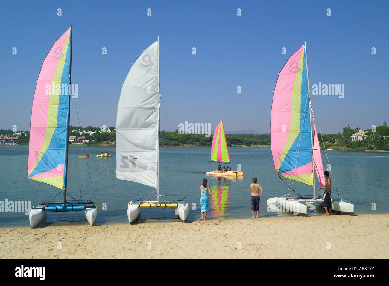 Le Portugal, l'Algarve, sports nautiques sur le lac à Quinta do Lago Banque D'Images