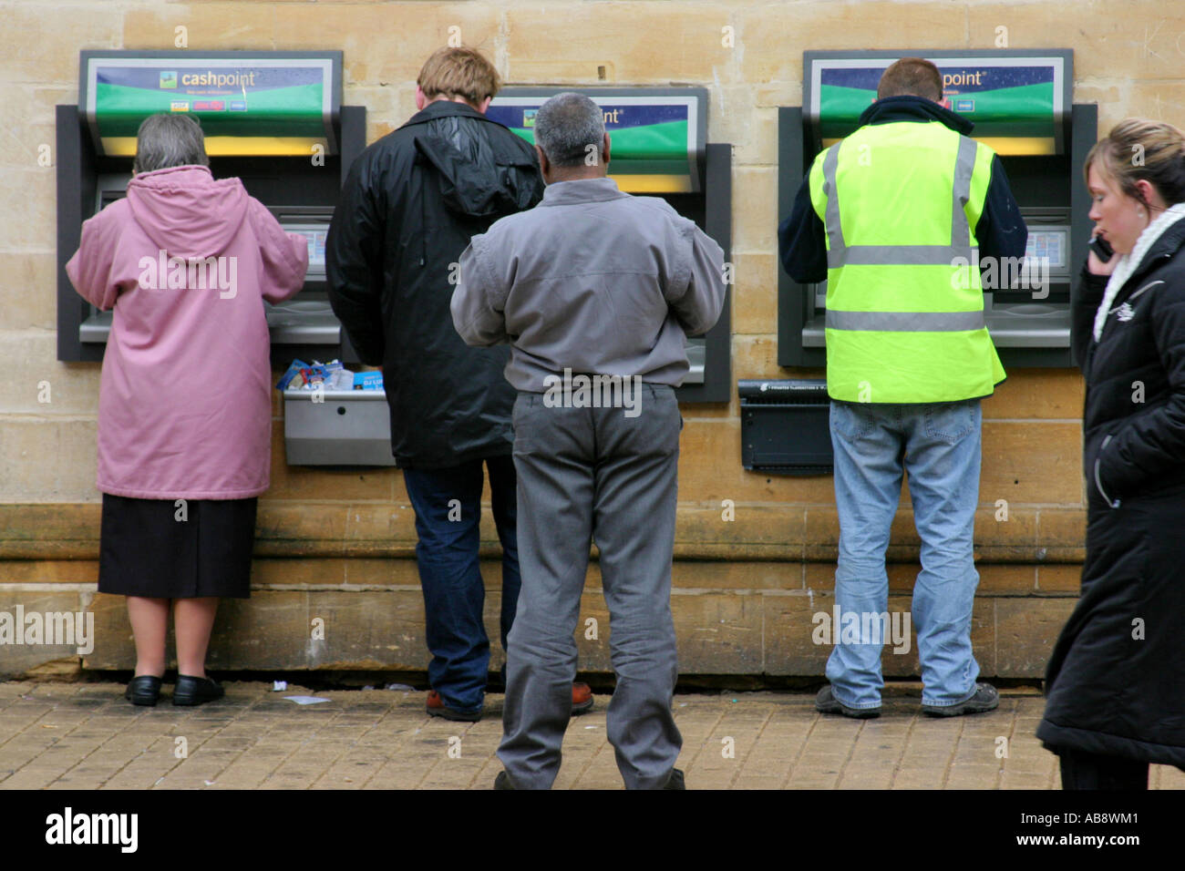 Les personnes qui les attendent et à l'aide de GAB dans Worcester UK Banque D'Images