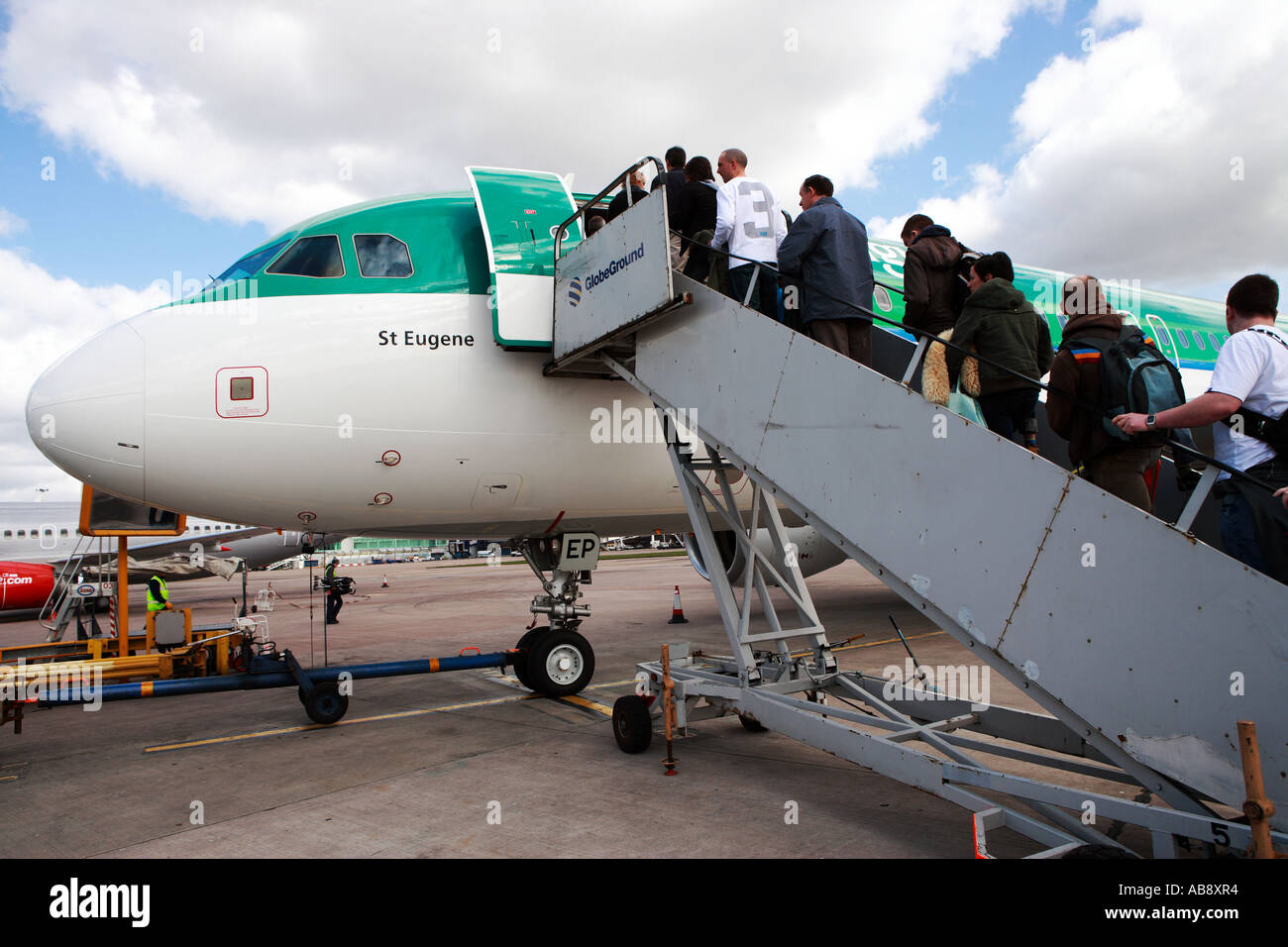 L'embarquement Aer Lingus avec ciel bleu Banque D'Images