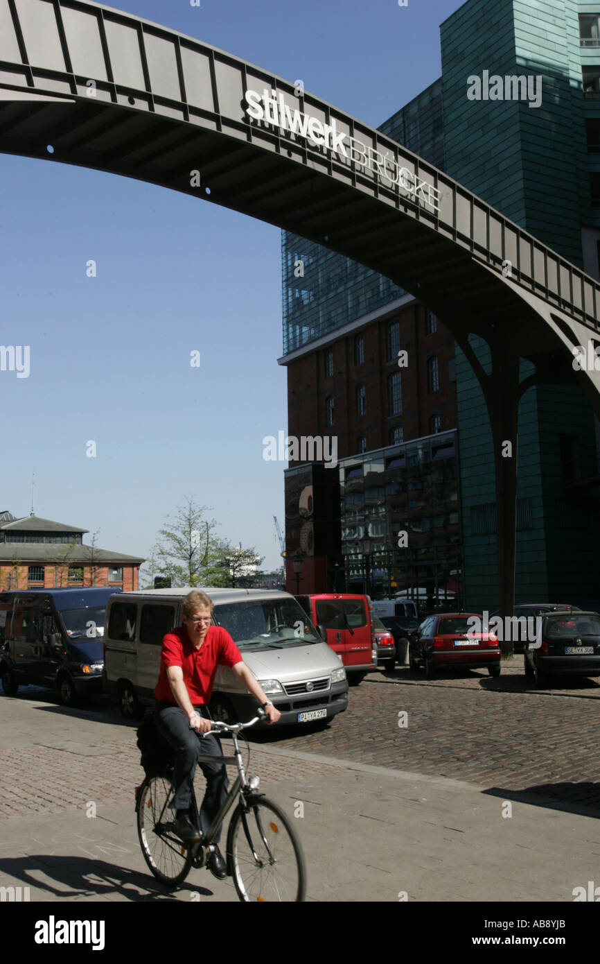 Cycliste à Hambourg quartier steelwerks Banque D'Images