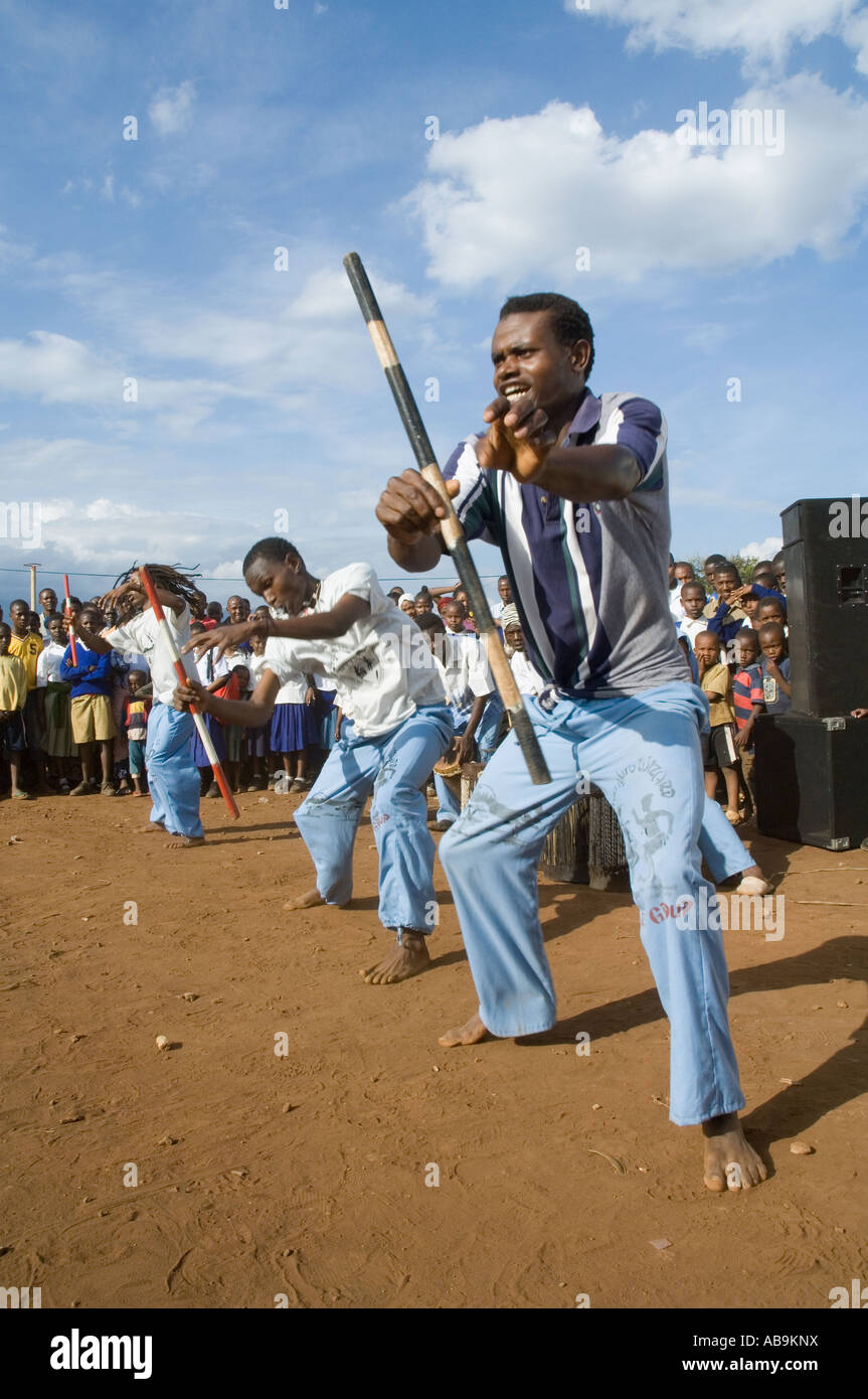 Danseurs d'un groupe de théâtre d'effectuer au cours d'une campagne nationale de sensibilisation au VIH/SIDA en Tanzanie Moshi Banque D'Images