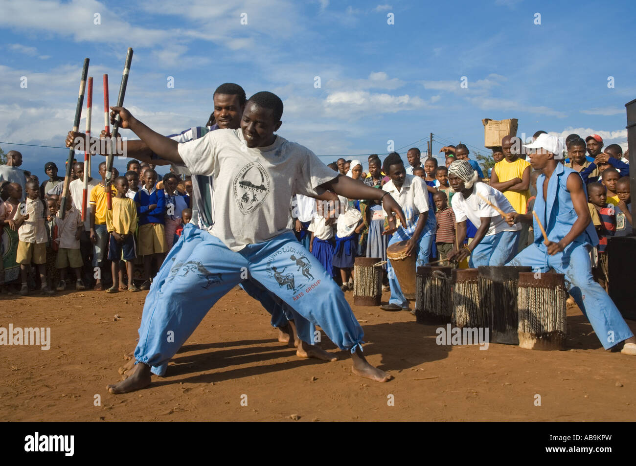 Danseurs d'un groupe de théâtre d'effectuer au cours d'une campagne nationale de sensibilisation au VIH/SIDA en Tanzanie Moshi Banque D'Images