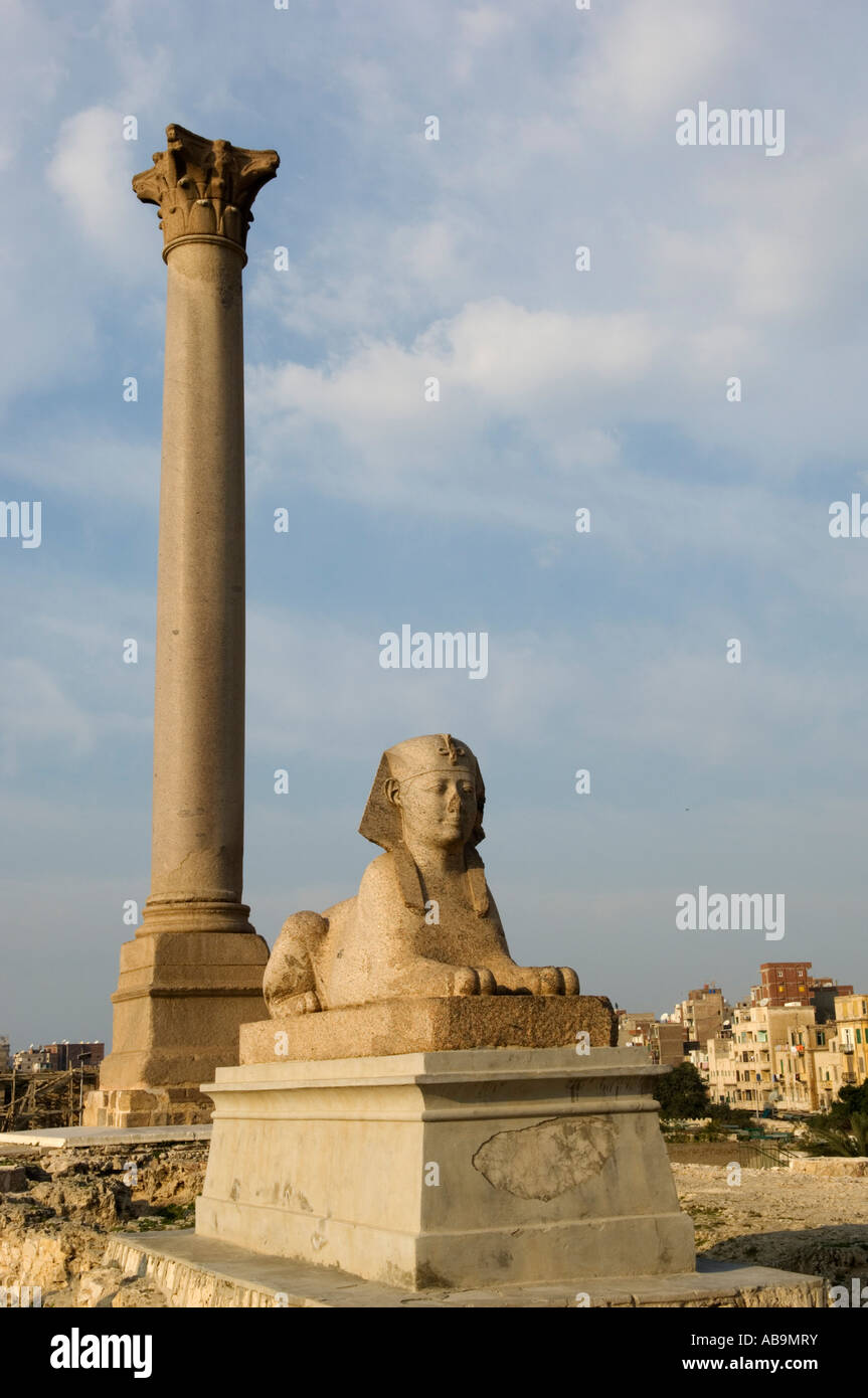 La colonne de Pompée et l'un des deux sphinx, Alexandria, Egypte Banque D'Images