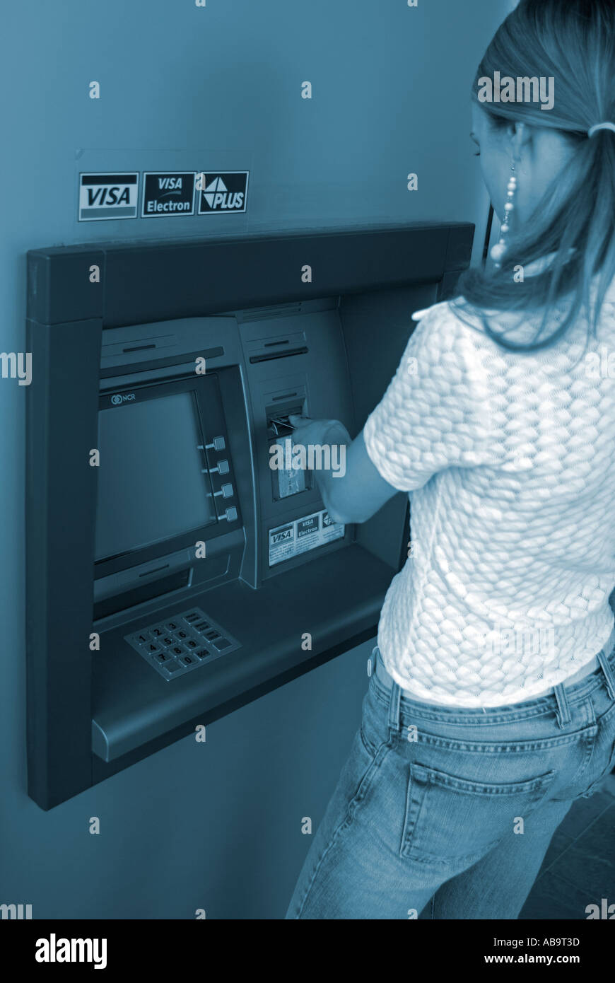 Distributeur ATM Woman Inserting sa carte Banque D'Images