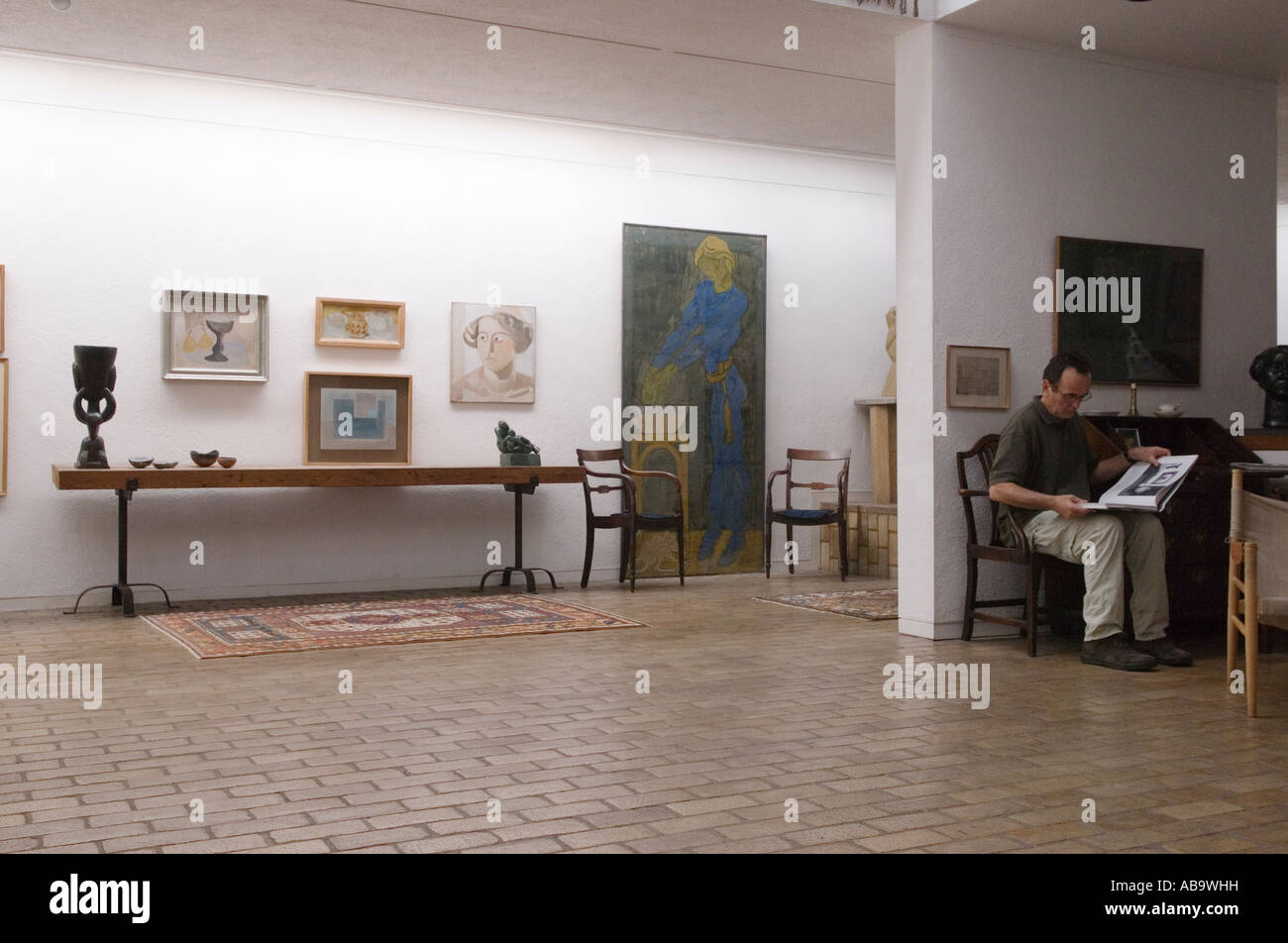 Kettles Yard Cambridge Cambridgeshire Angleterre Livre de lecture touristique sur Kettles Yard UK 2007 2000s HOMER SYKES Banque D'Images