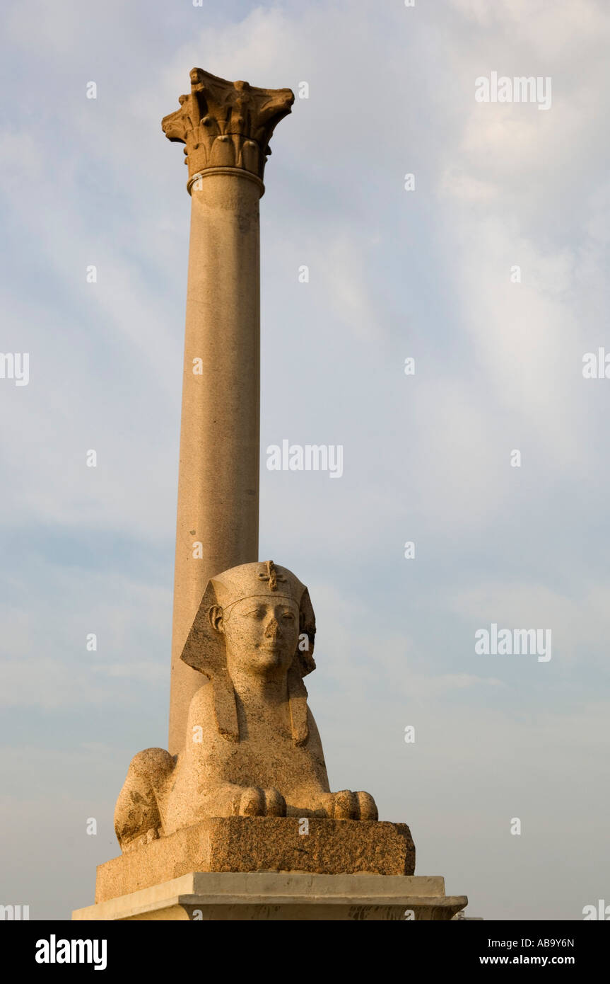 La colonne de Pompée et l'un des deux sphinx, Alexandria, Egypte Banque D'Images