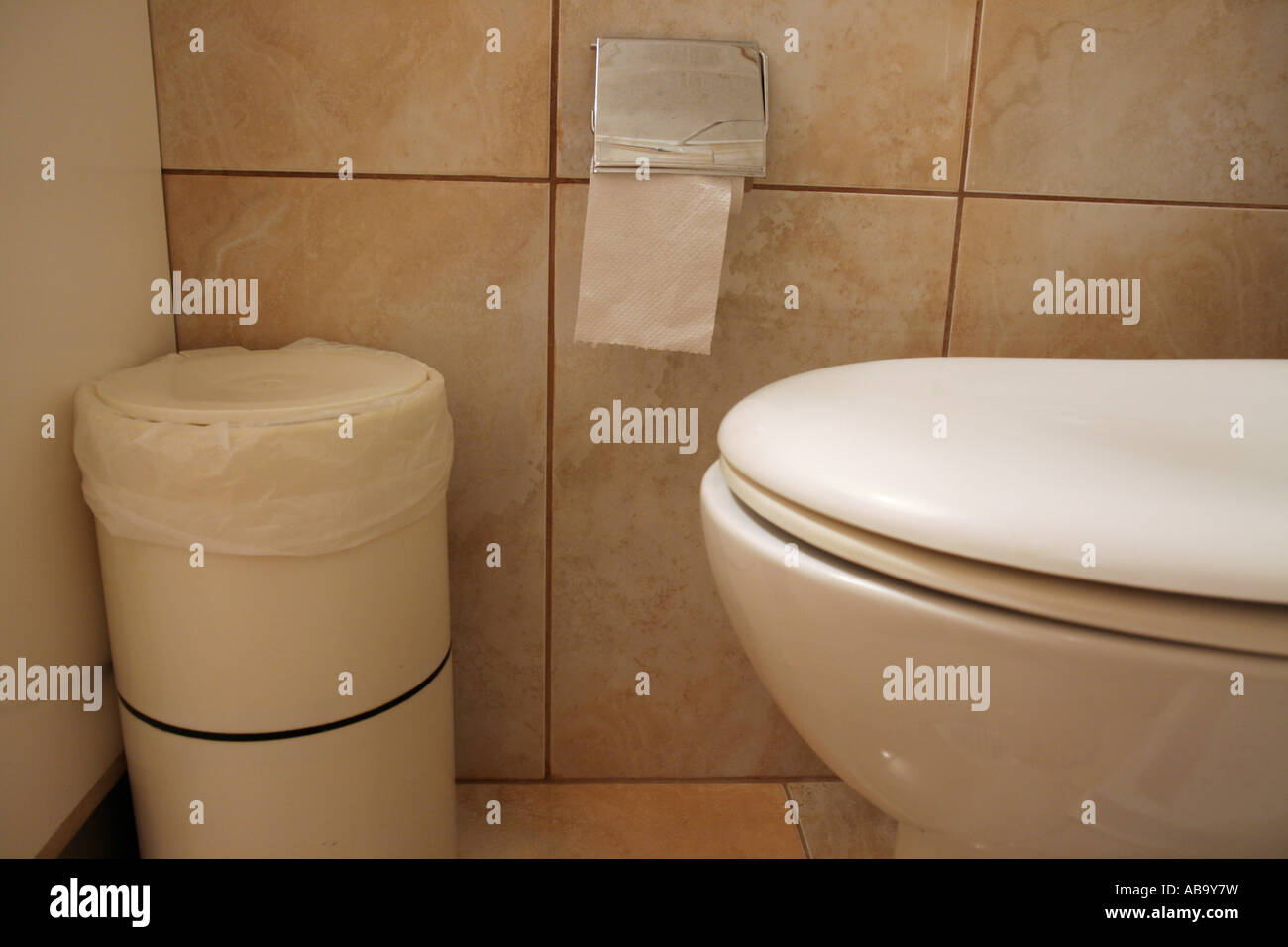 Bac papier toilette utilisé dans de nombreuses îles grecques parce qu'il  faut pas jeter le papier dans la cuvette Photo Stock - Alamy