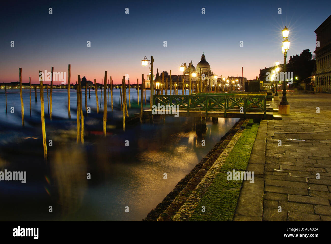 Au crépuscule, les gondoles sur le grand Canal Venise Italie Europe de l'UE Banque D'Images
