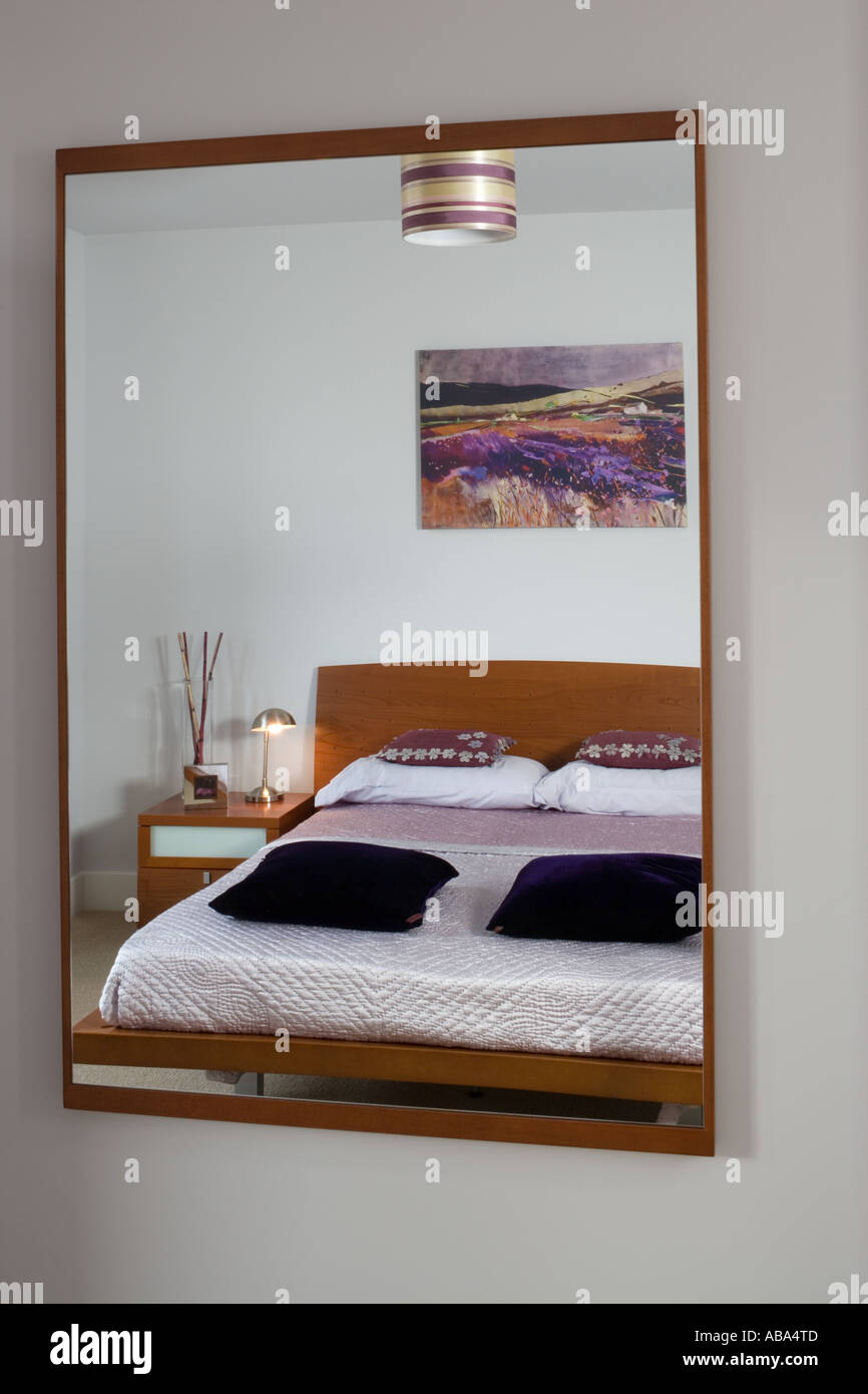 Southside, Radcliffe-on-Trent, Nottingham, 2005. miroir reflétant l'architecte lit : Rayner Davies Banque D'Images