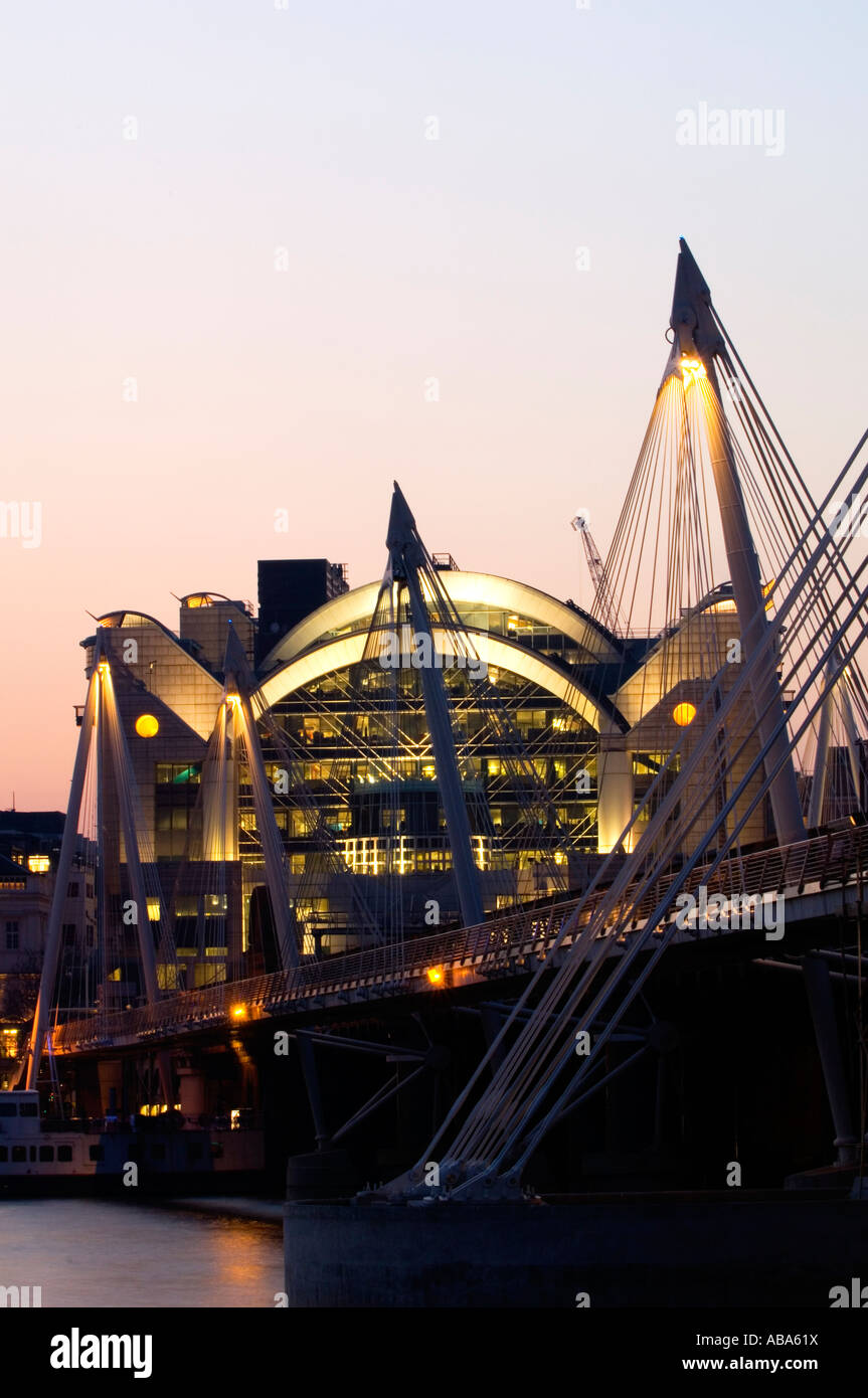 Europe Royaume-Uni Londres vue de la nuit de la gare de Charing Cross et Hungerford Bridge over River Thames Banque D'Images