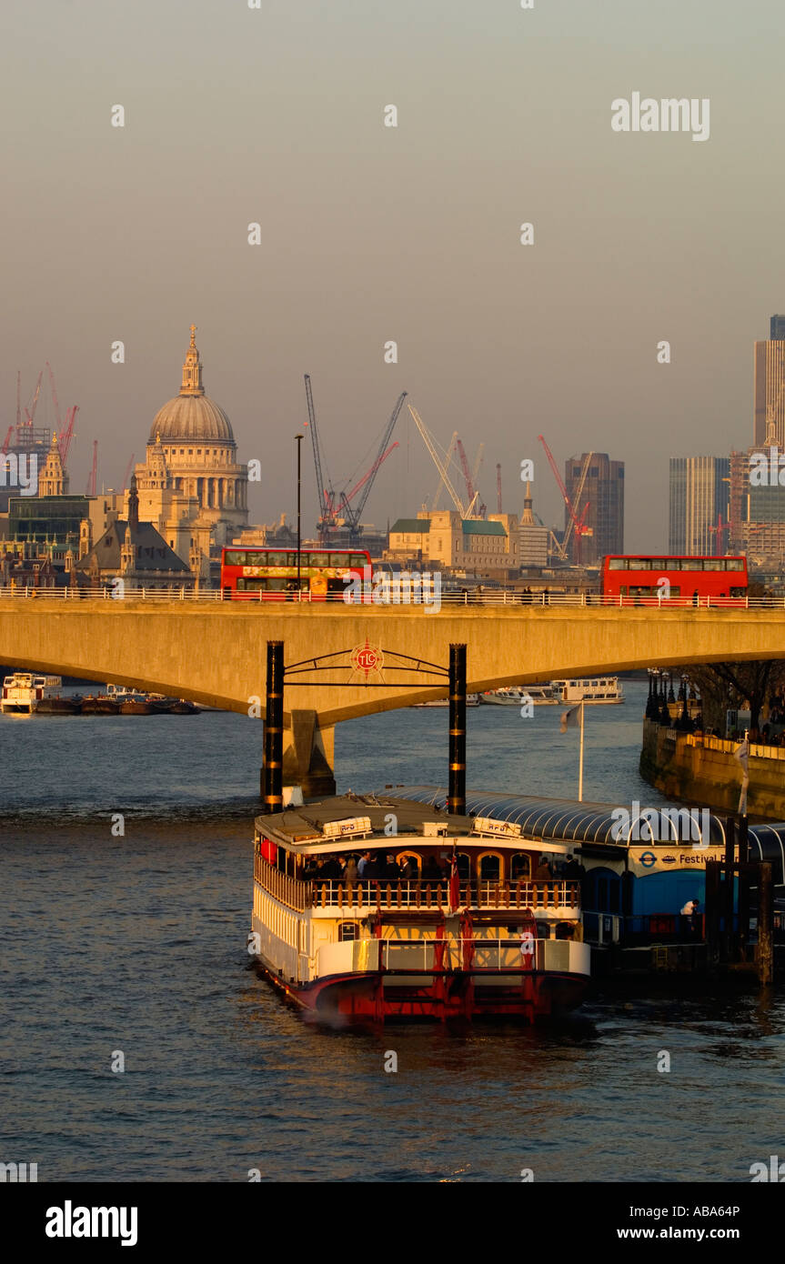 Europe United Kingdom London Waterloo Bridge sur la rivière Thames et panorama de ville de Londres Banque D'Images