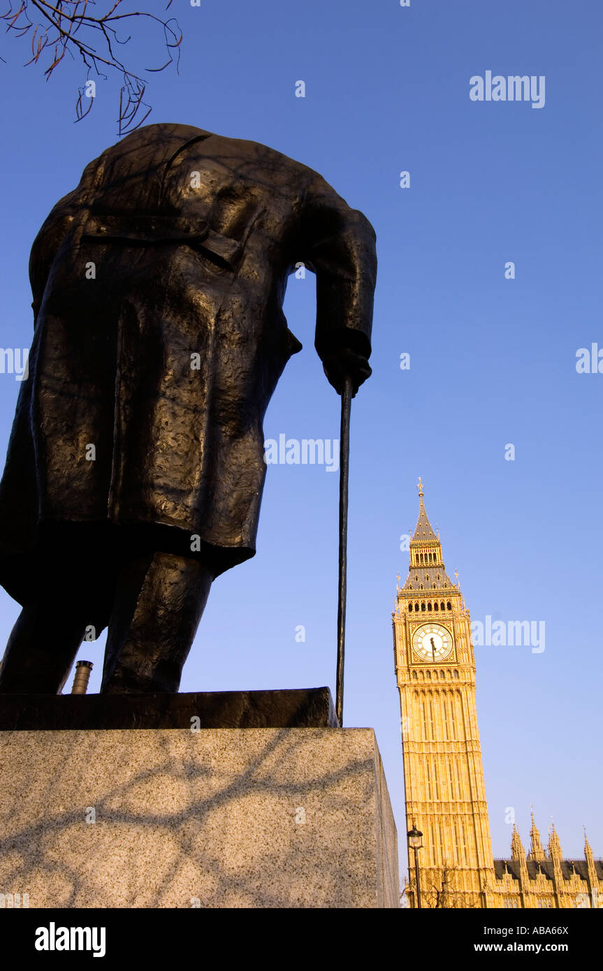 Europe Royaume-Uni Londres Statue de Winston Churchill et de Big Ben sur la place du Parlement Banque D'Images