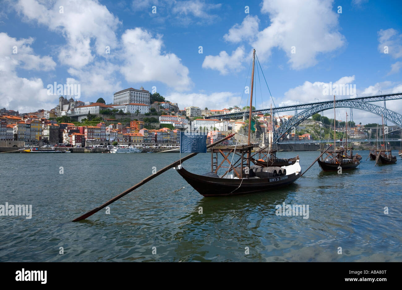 Barcos rabelos barges traditionnelles pour le transport du vin sur le fleuve Douro Porto Portugal Banque D'Images