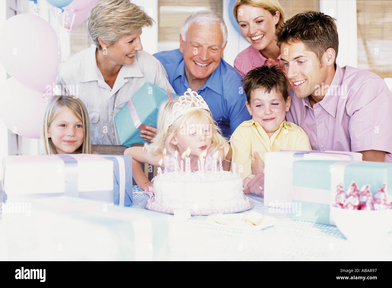 Girl blowing out candles Banque D'Images