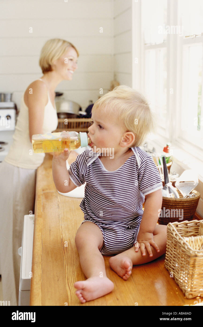 La mère et l'enfant dans la cuisine Banque D'Images