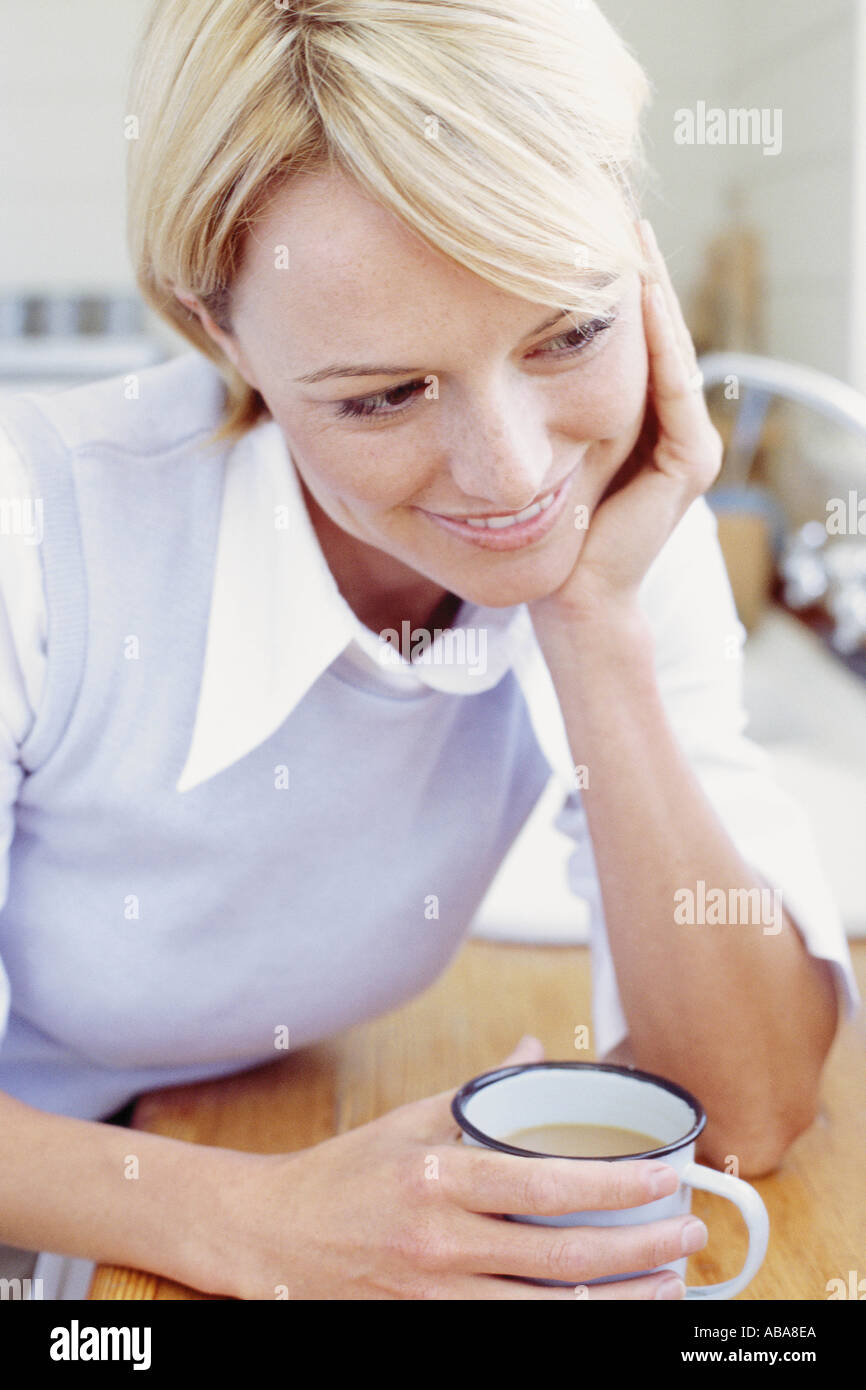 Portrait de femme dans la cuisine Banque D'Images