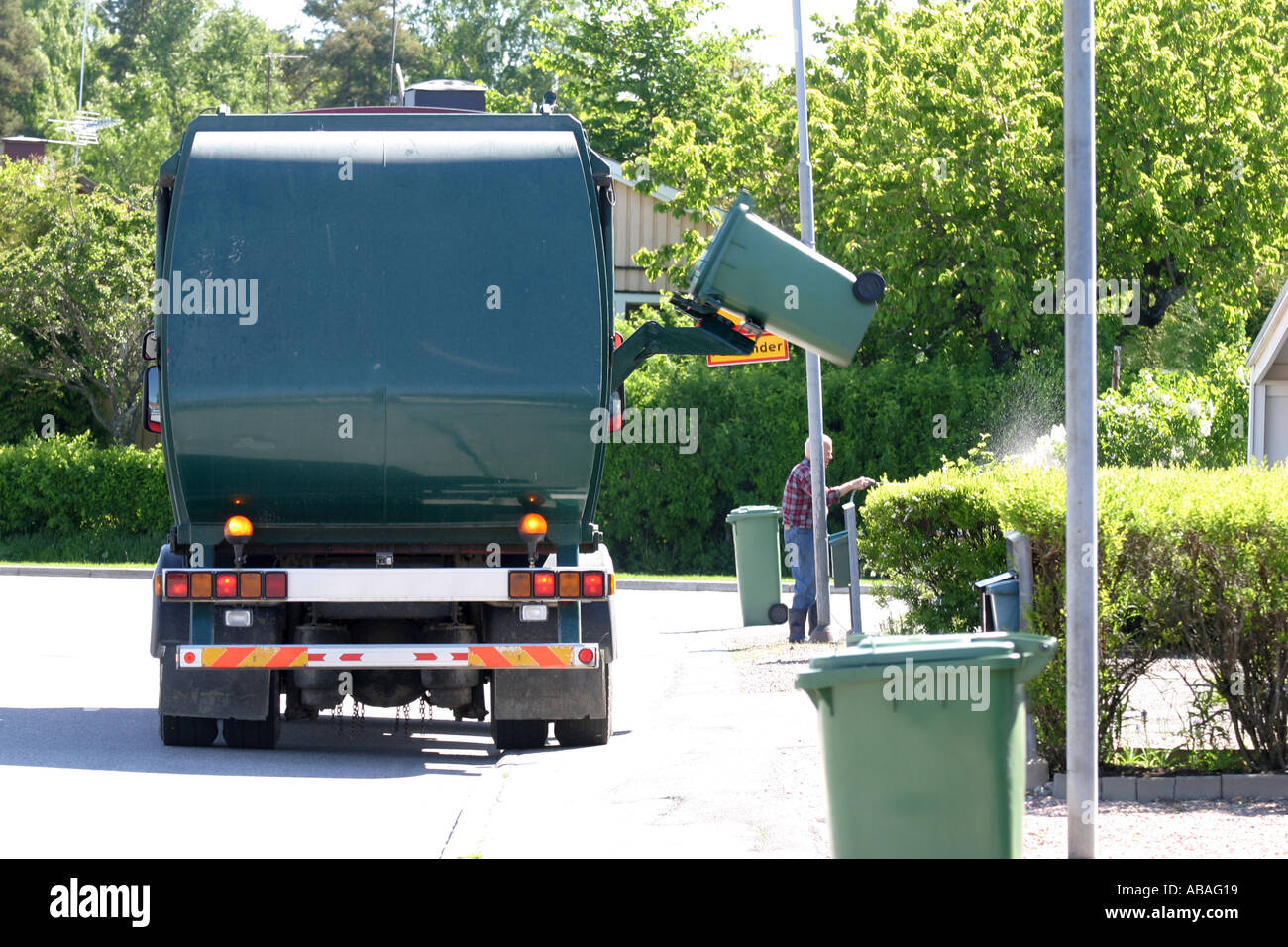 Déchargement d'un camion poubelle poubelle Banque D'Images