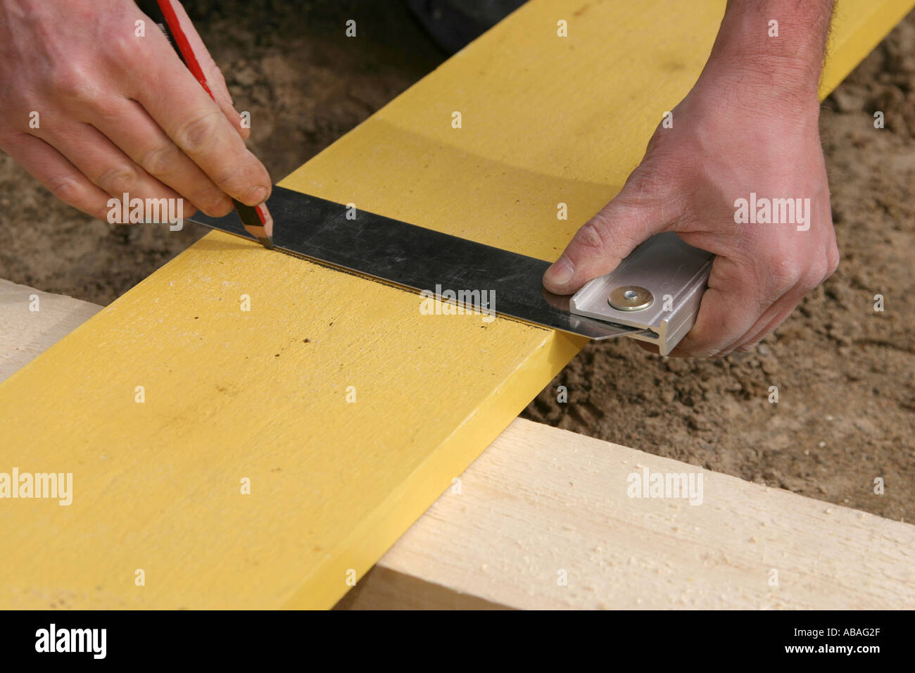 En utilisant un crayon pour tracer une ligne droite avec un outil  perpendiculaire Photo Stock - Alamy