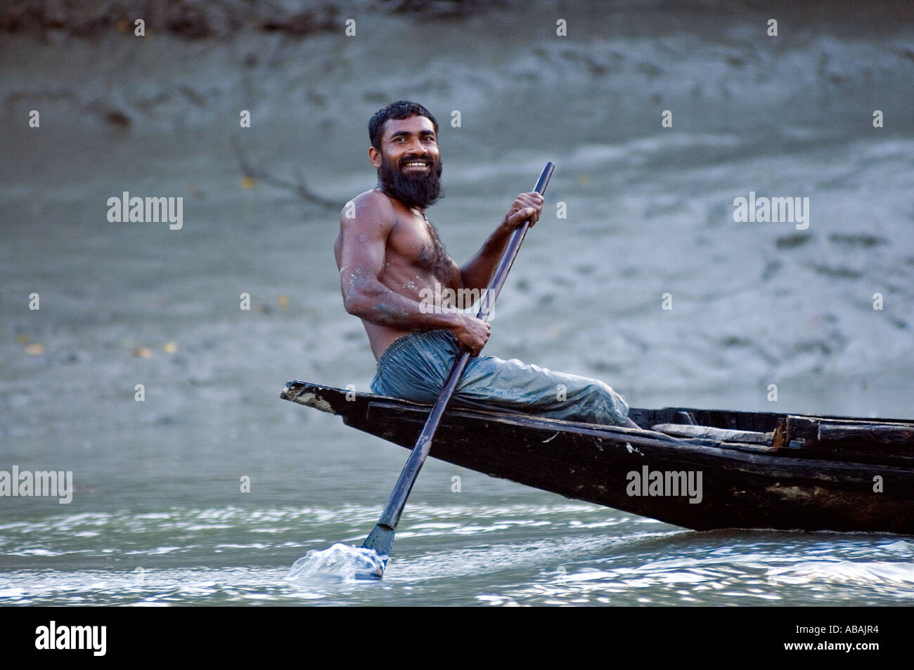 Les pêcheurs du Bangladesh en pagayant dans leur bateau , Sunderbans Bangladesh . Banque D'Images