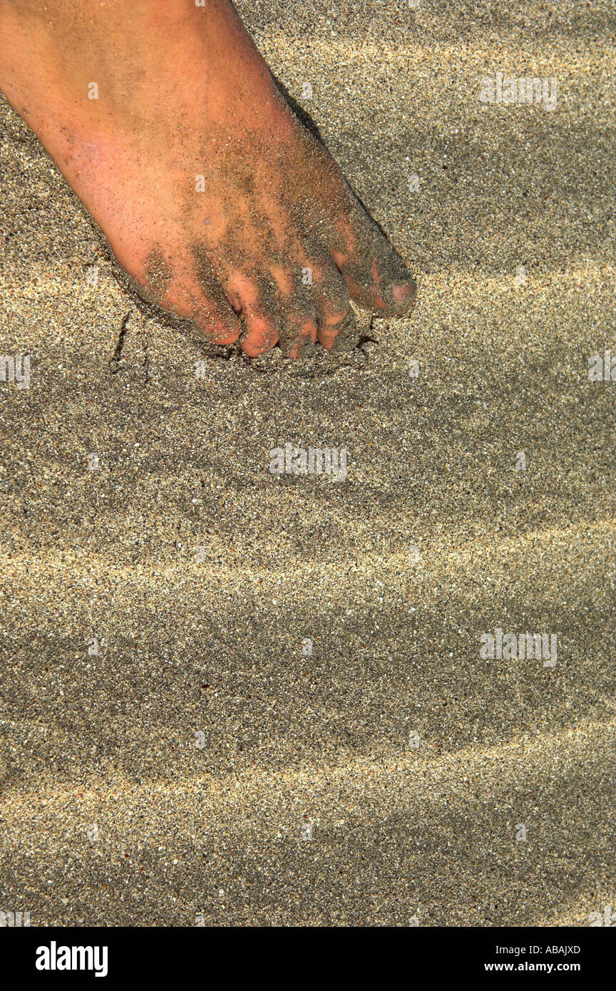 Les orteils de sable de womans sur plage de sable fin avec des ondulations dans le sable de la Mer Rouge l'Égypte Banque D'Images