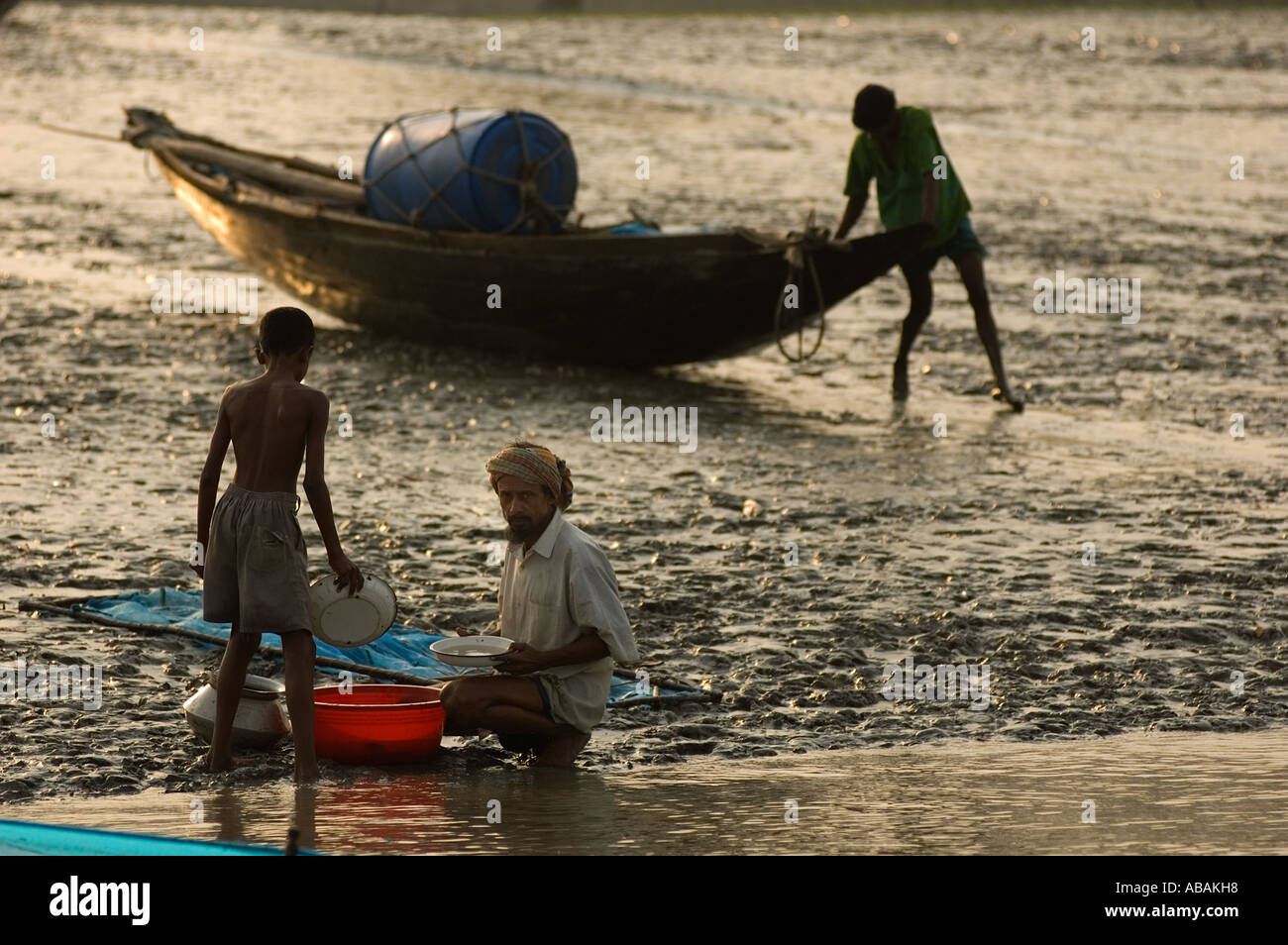 Les pêcheurs sur la rive du fleuve de boue , Shibsha River Bangladesh . Banque D'Images