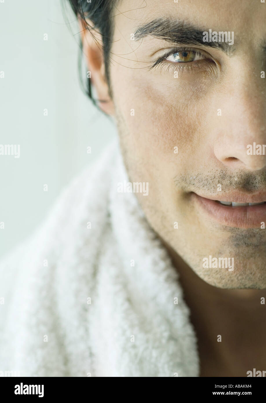 Homme avec une serviette autour du cou, cropped portrait Banque D'Images