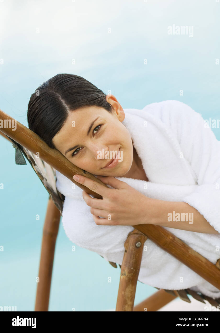 Femme en peignoir dans un fauteuil inclinable Banque D'Images