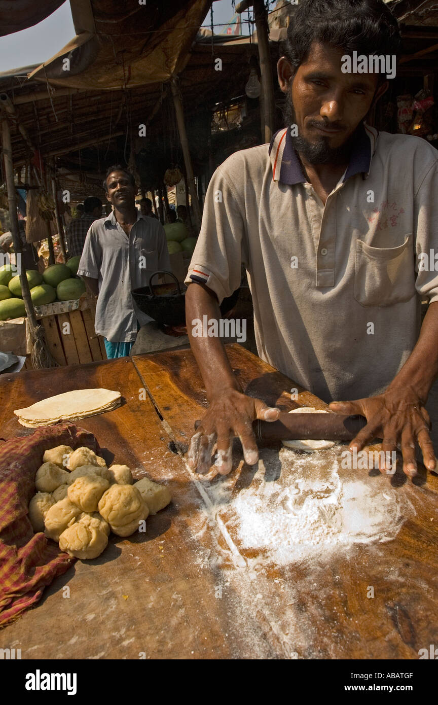 L'homme du Bangladesh faire chapati pain , Khulna . Banque D'Images