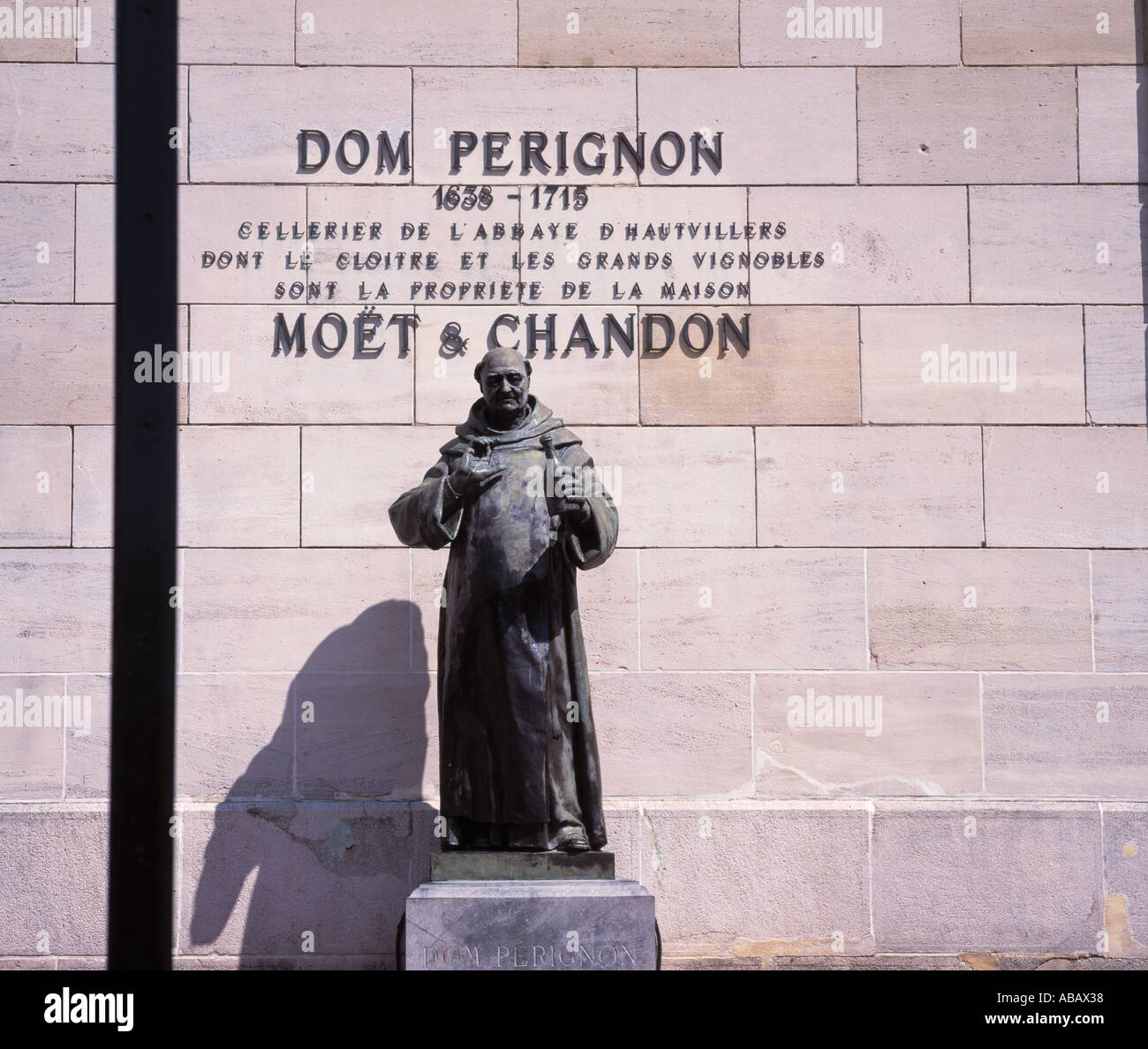 FRANCE CHAMPAGNE ARDENNE EPERNAY DOM Perignon MOET CHANDON STATUE À CAVE Banque D'Images